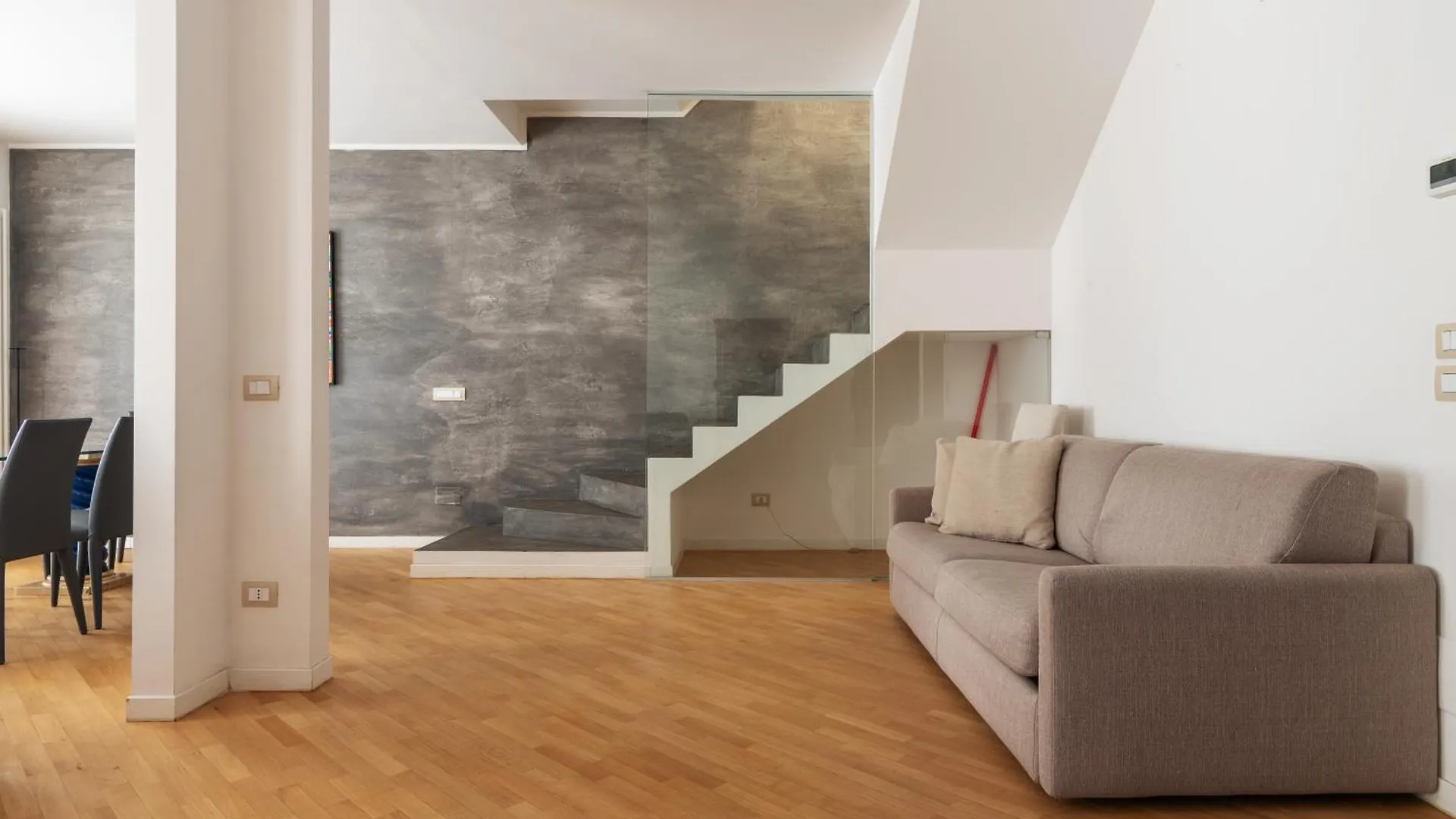 Apartament Ampio E Luminoso Trilocale In Zona Moscova Mediolan 0*,  Włochy