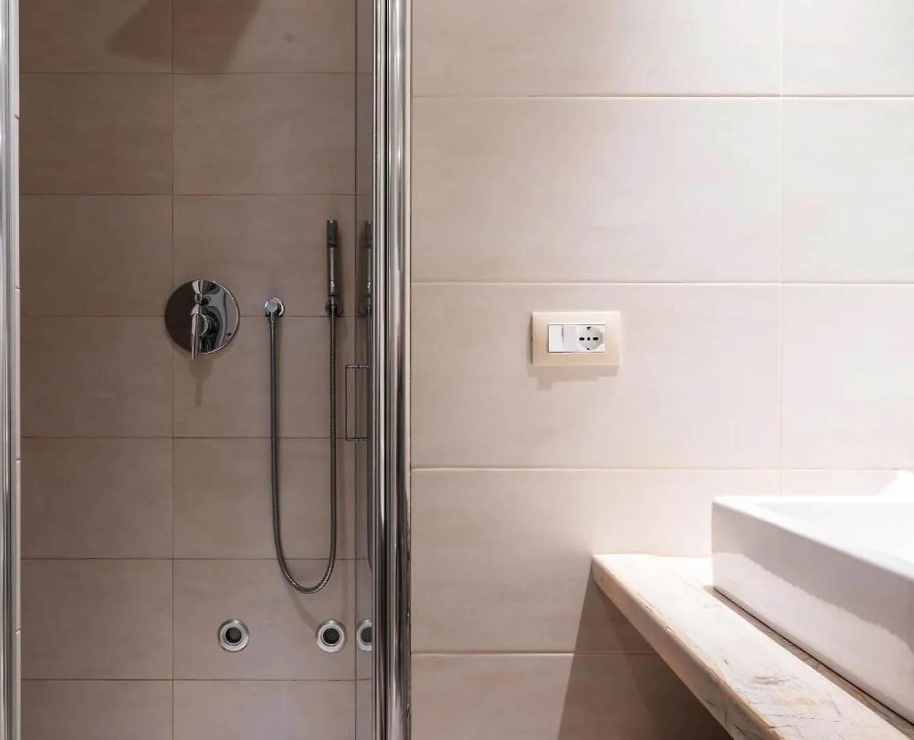 Apartament Ampio E Luminoso Trilocale In Zona Moscova Mediolan